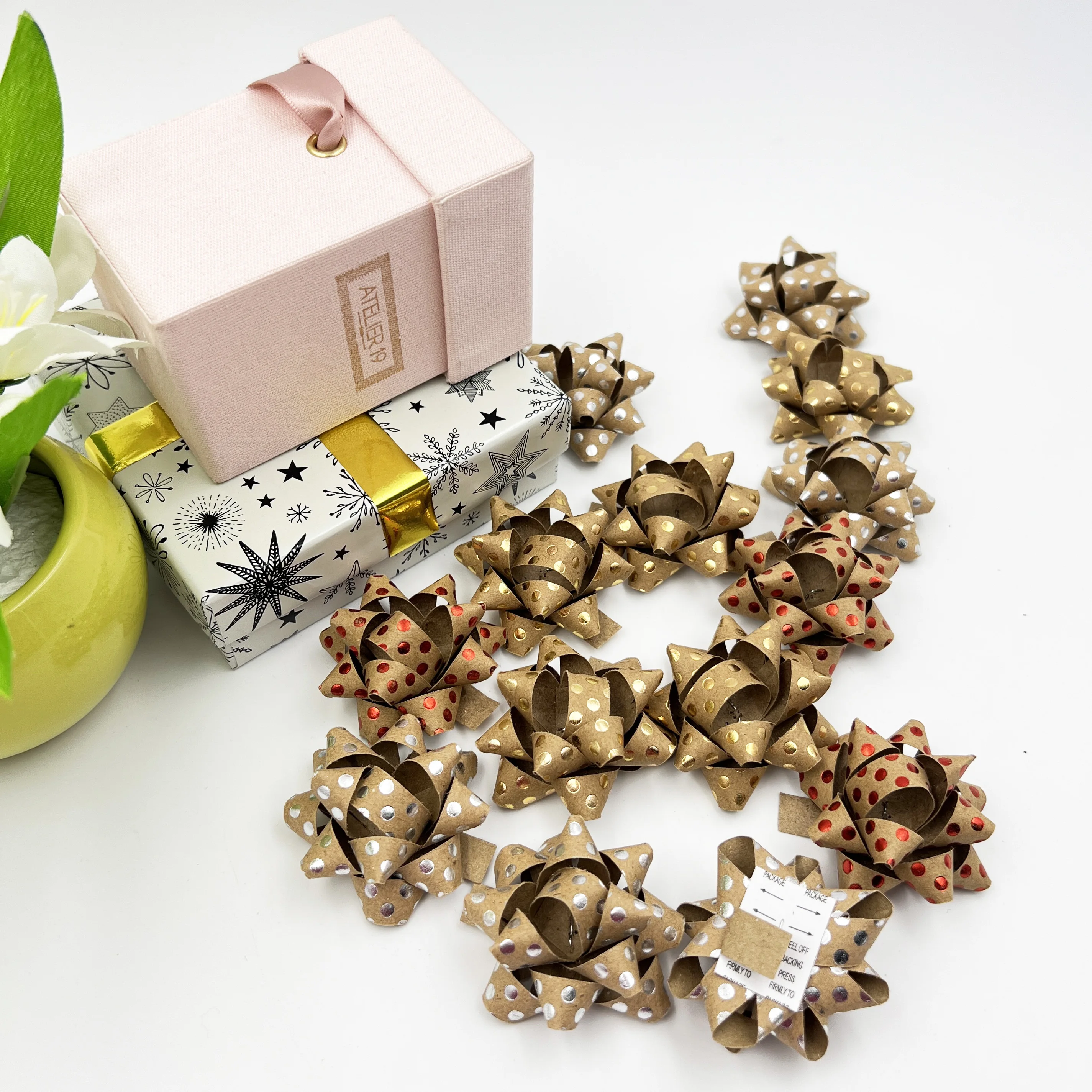 Подарочный набор из крафт-бумаги в горошек с бантом и золотым тиснением дизайн