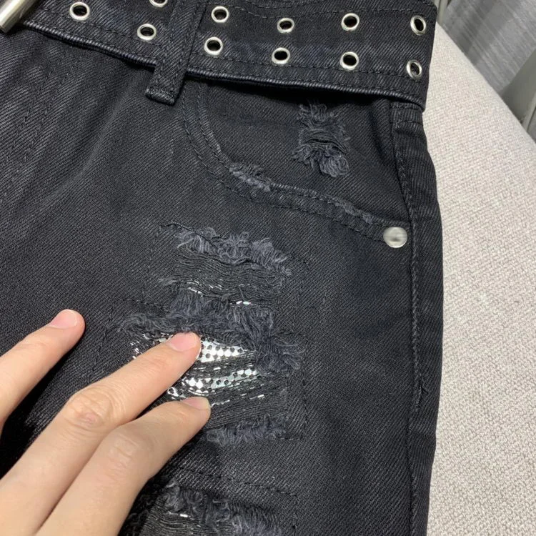 Рисунок 6 - Бриллиантовые джинсовые шорты интернет-знаменитости