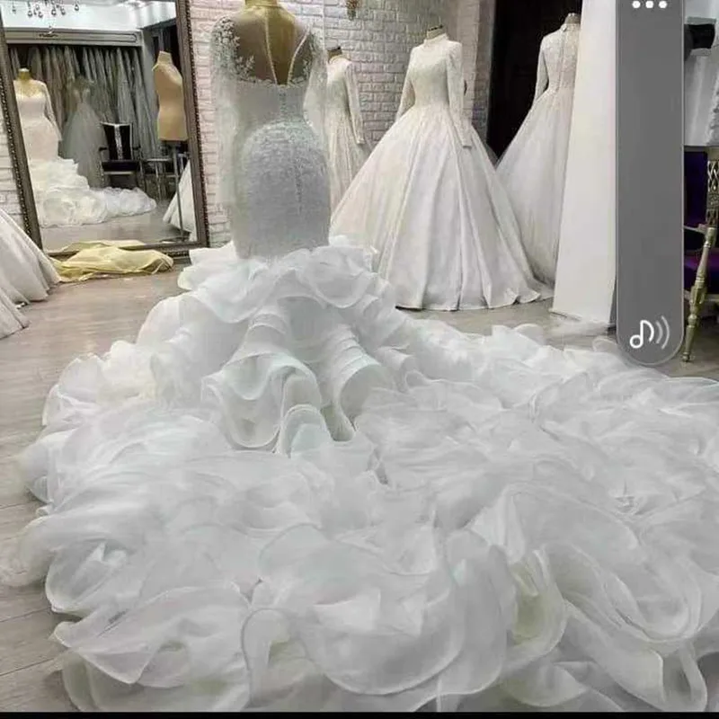 Модное свадебное платье с круглым вырезом и кружевной аппликацией по