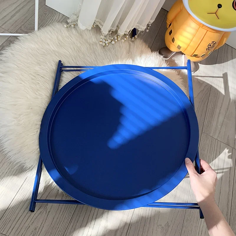 Фото Скандинавский приставной столик Klein Blue, складной металлический столик с съемным подносом, кофейный столик, минималистичный акцентный столик для гостиной №1