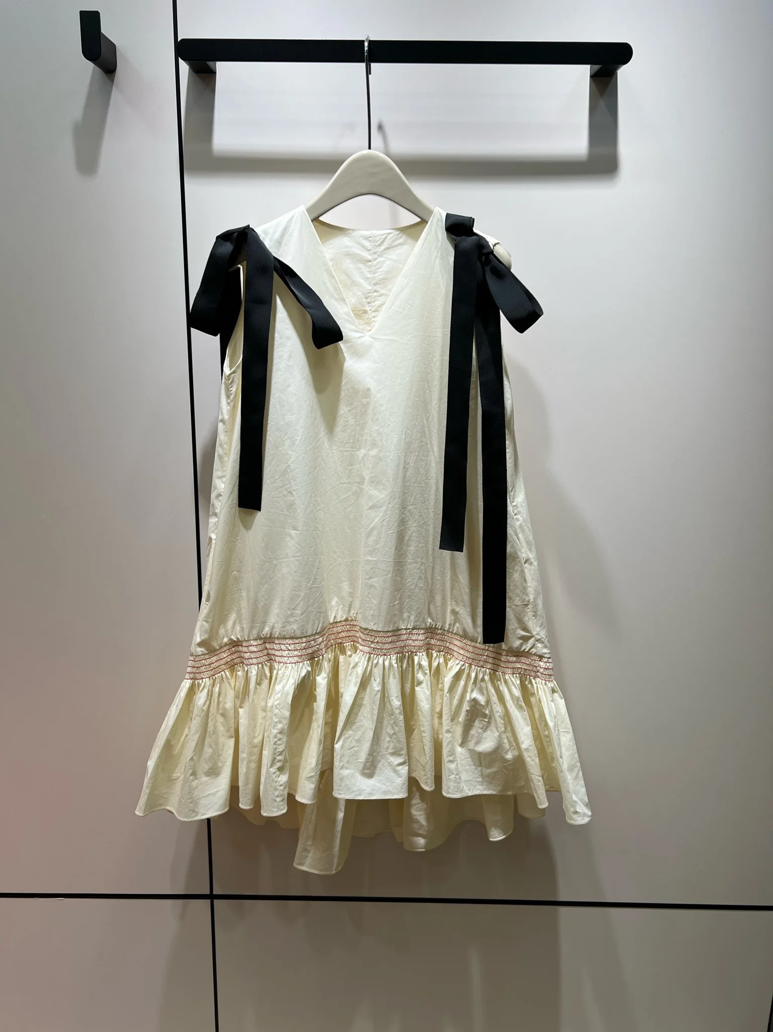 

Bow embellished V-neck sleeveless dress714