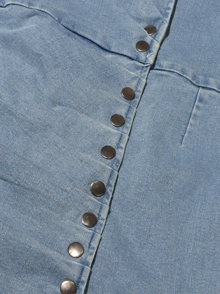 Темпераментные джинсовые однобортные мини-платья с длинными рукавами и высокой