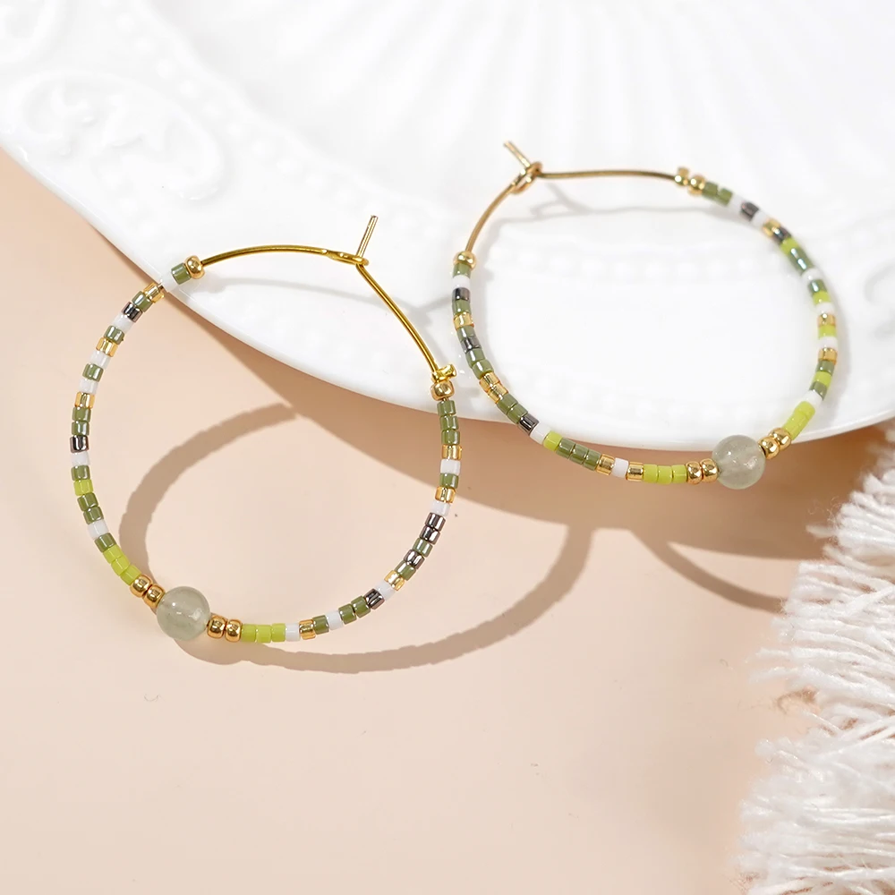 Женские серьги-кольца с бусинами из натурального камня