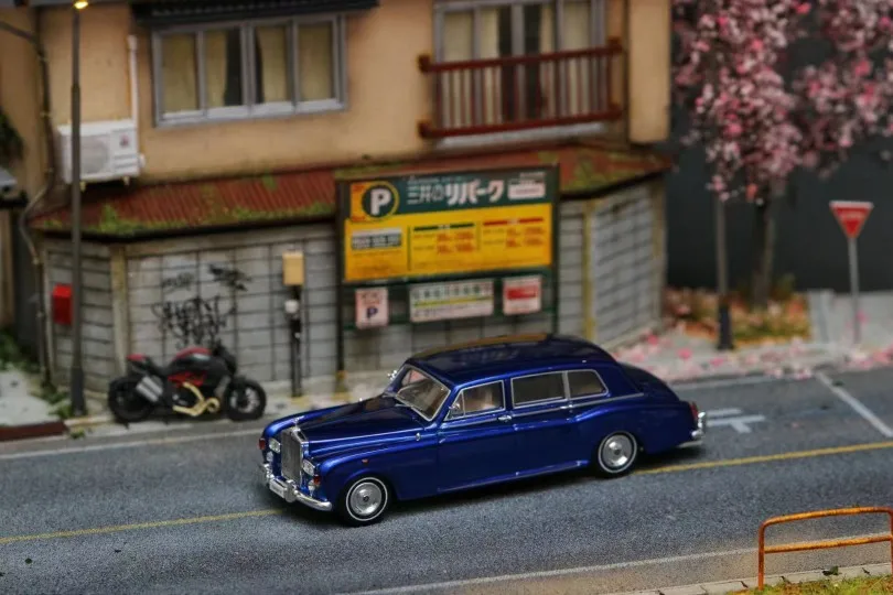 

1:64 DCM Rolls-Royce Phantom 6 Car Model