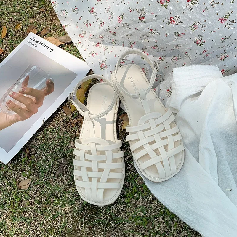 

Женские босоножки на плоской подошве, бежевые повседневные сандалии-гладиаторы с ремешком сзади, обувь для лета, 2022
