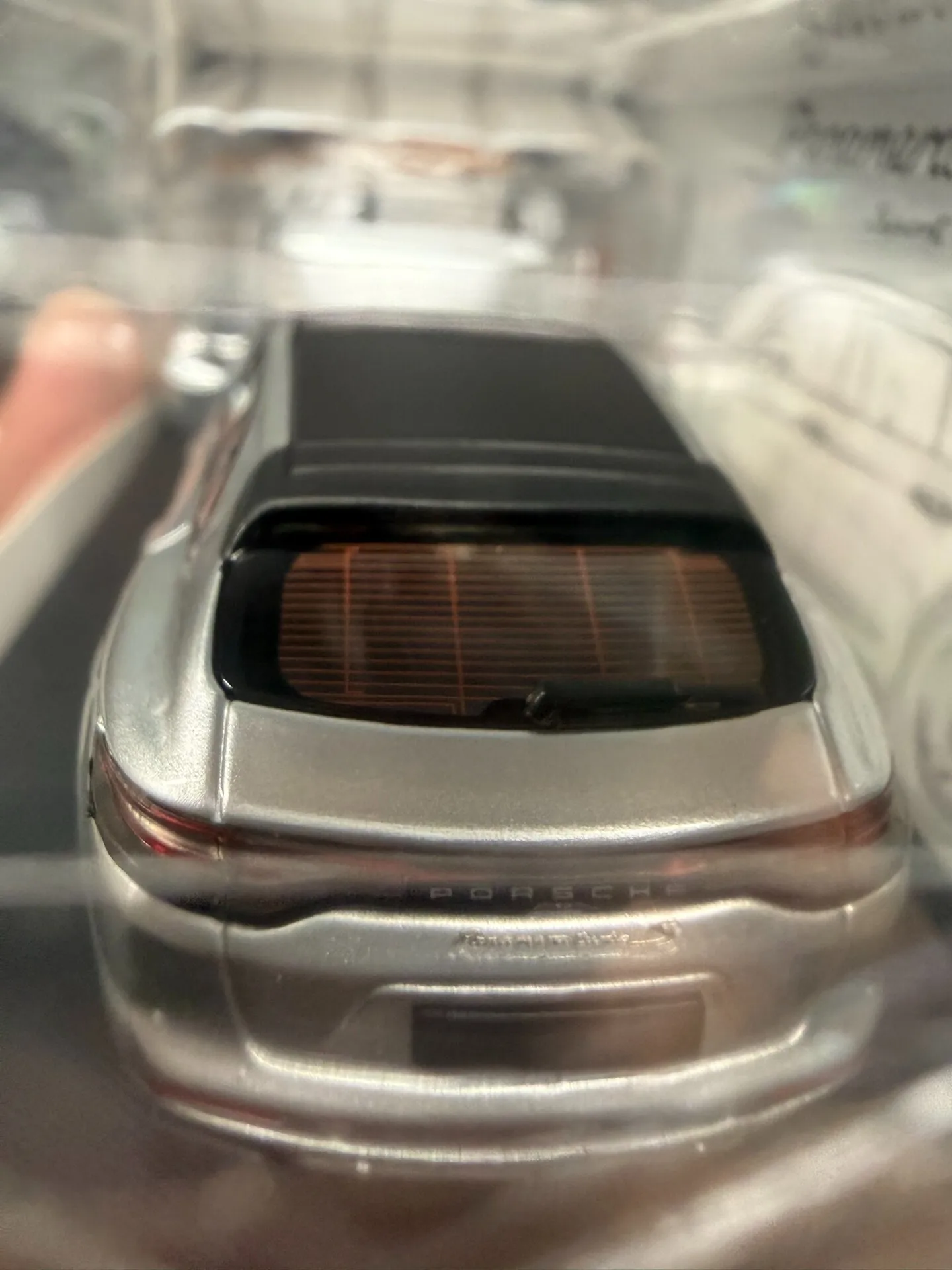 Фото Модель автомобиля Porsche Panamera Touring Edition из литого металла, масштаб 1:64, серебристого цвета. №4