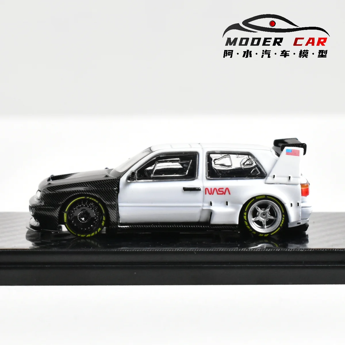 Модель автомобиля Rhino RM 1:64