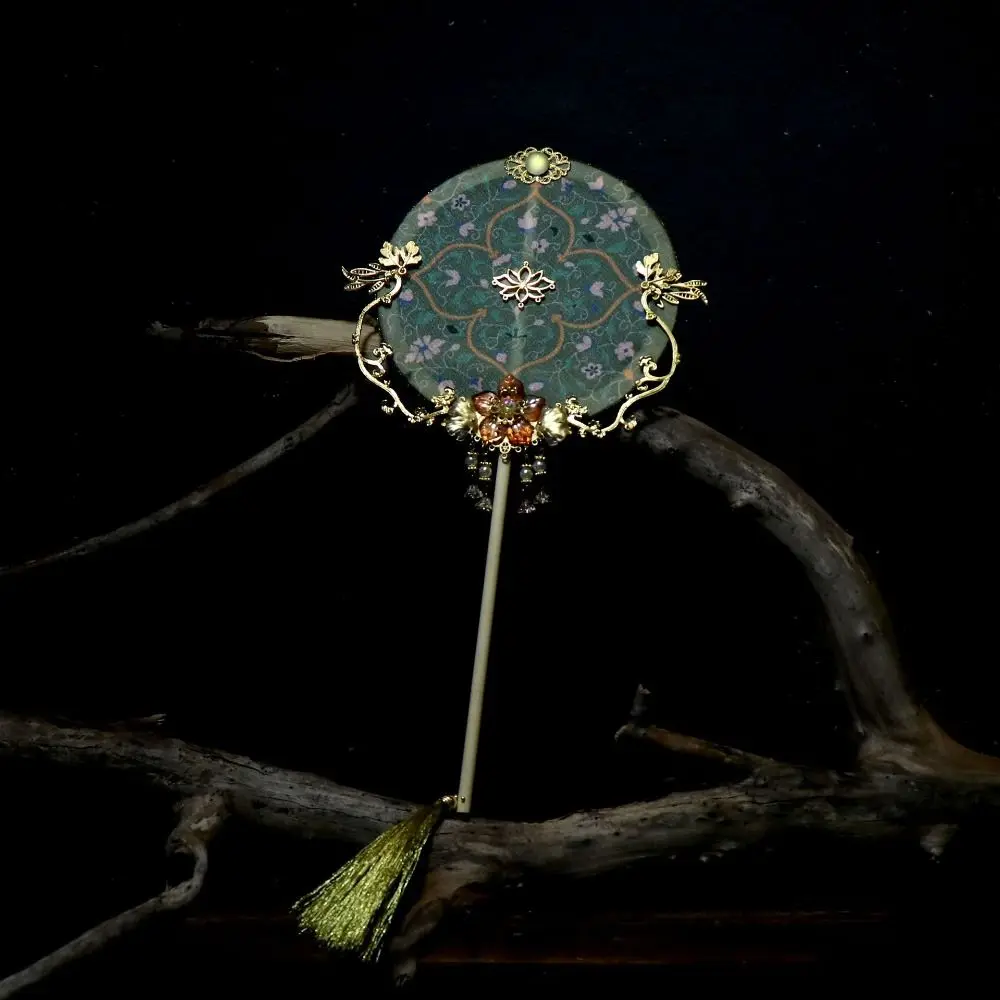 

Китайский шелковый веер с кистями