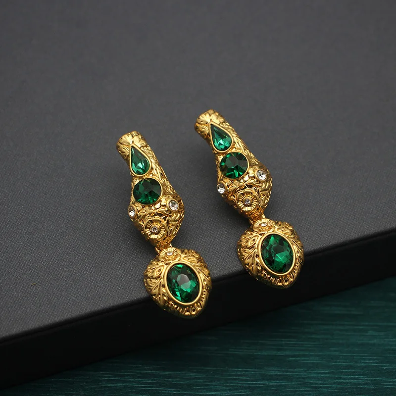 Винтажные рельефные серьги с цветными драгоценными камнями в милом и крутом