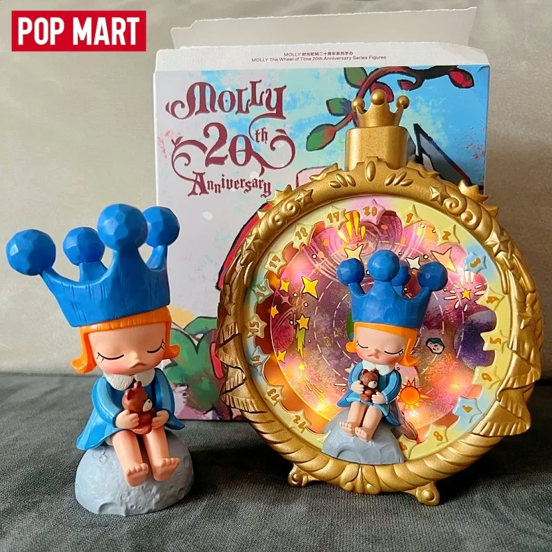 Фото POP MART Molly 20-летие: Серия Time Rotation – Коллекционная фигурка-сюрприз (Blind Box) для декора рабочего стола, игрушка-машинка, подарочная коробка-сюрприз №1