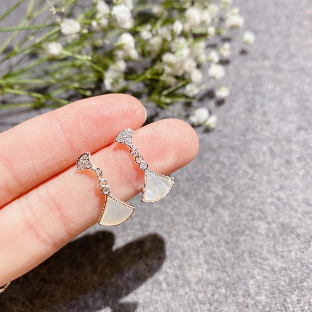 

Popular earrings fashion trend