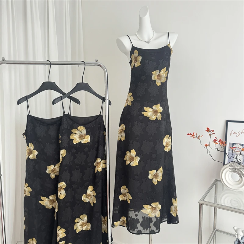 Женское ТРАПЕЦИЕВИДНОЕ платье без рукавов черное готическое с цветочным принтом