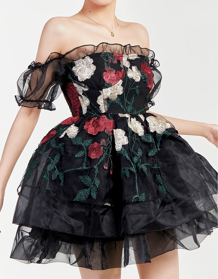 

Женское летнее платье с цветочной вышивкой, открытыми плечами и вырезом лодочкой