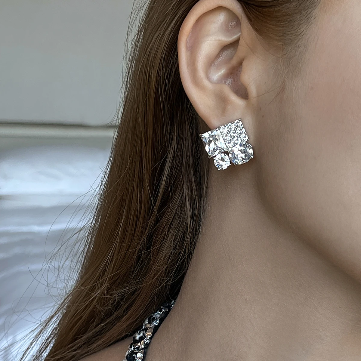 

Женские серьги-гвоздики геометрической формы, с фианитами