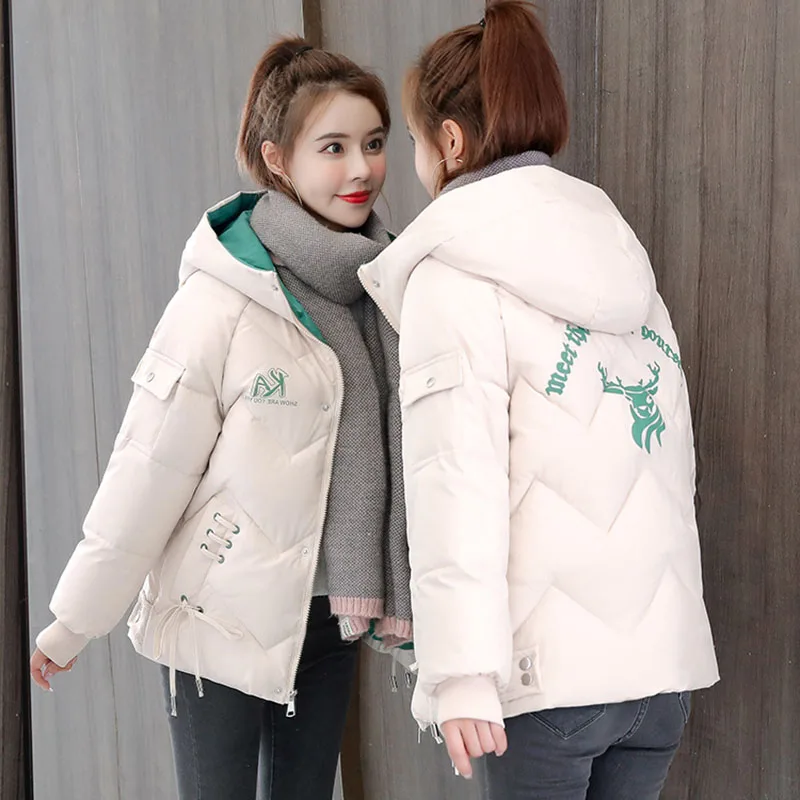 Женская короткая куртка на хлопковом наполнителе с капюшоном