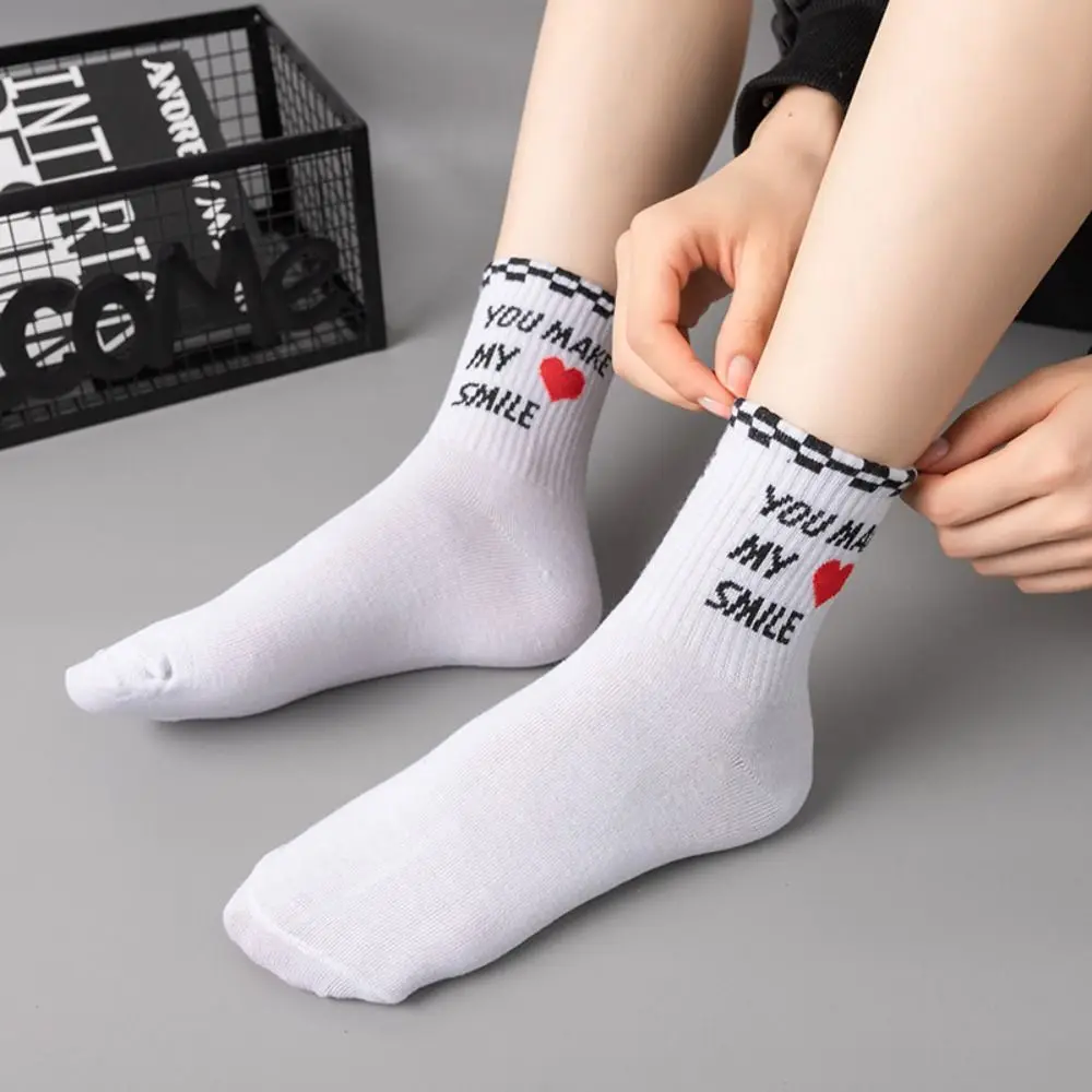 

Теплые осенние модные спортивные Хлопковые женские носки унисекс Чулочные изделия средней длины носки в Корейском стиле Чулочные изделия с сердечками