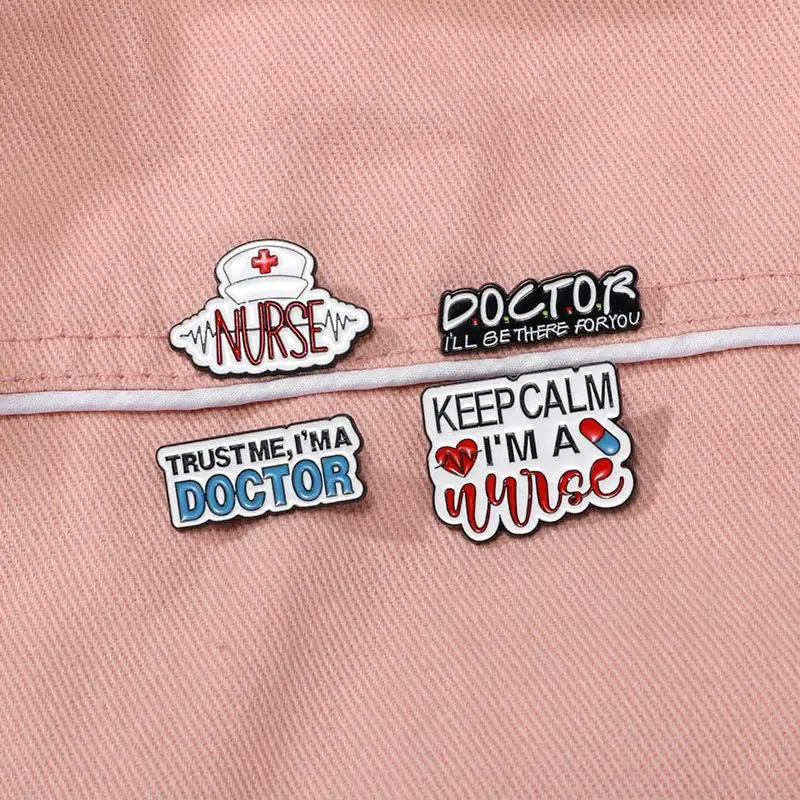 Эмалированная брошь в виде медсестры