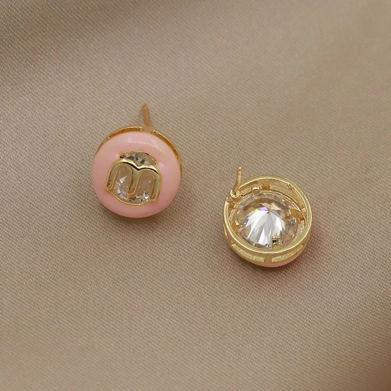 Серьги-гвоздики с кристаллами розового цвета и буквой M модные брендовые