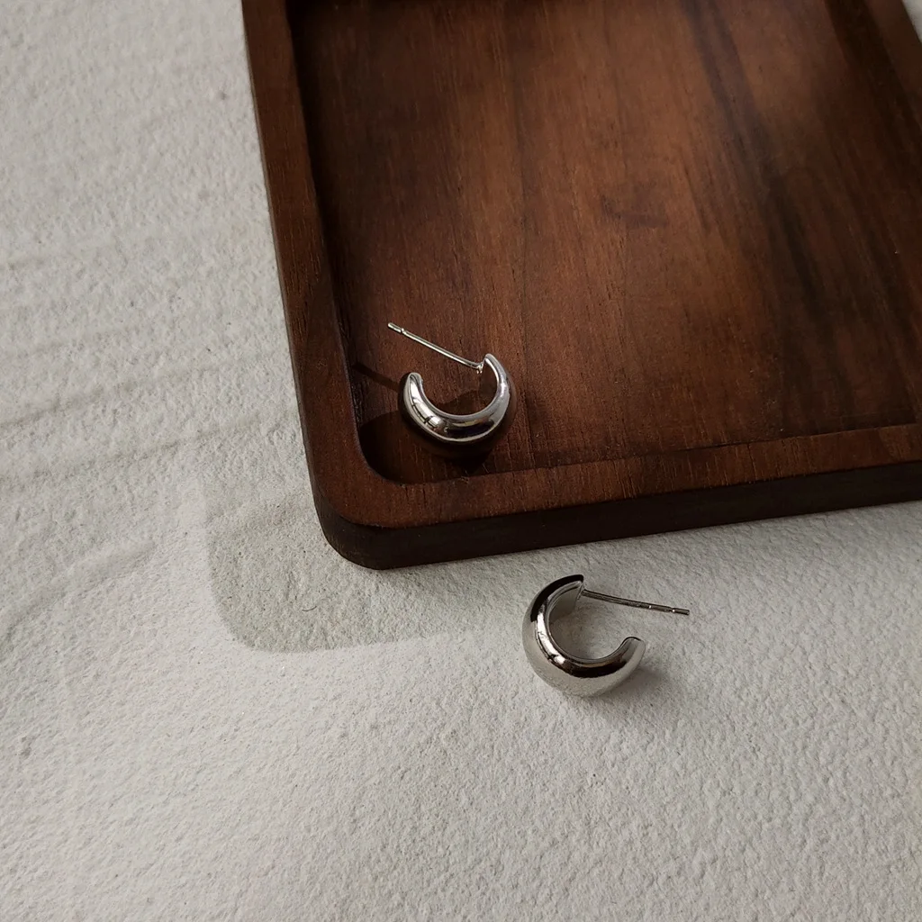 Женские серьги-гвоздики из 14-каратного золота с эффектом аллергии |