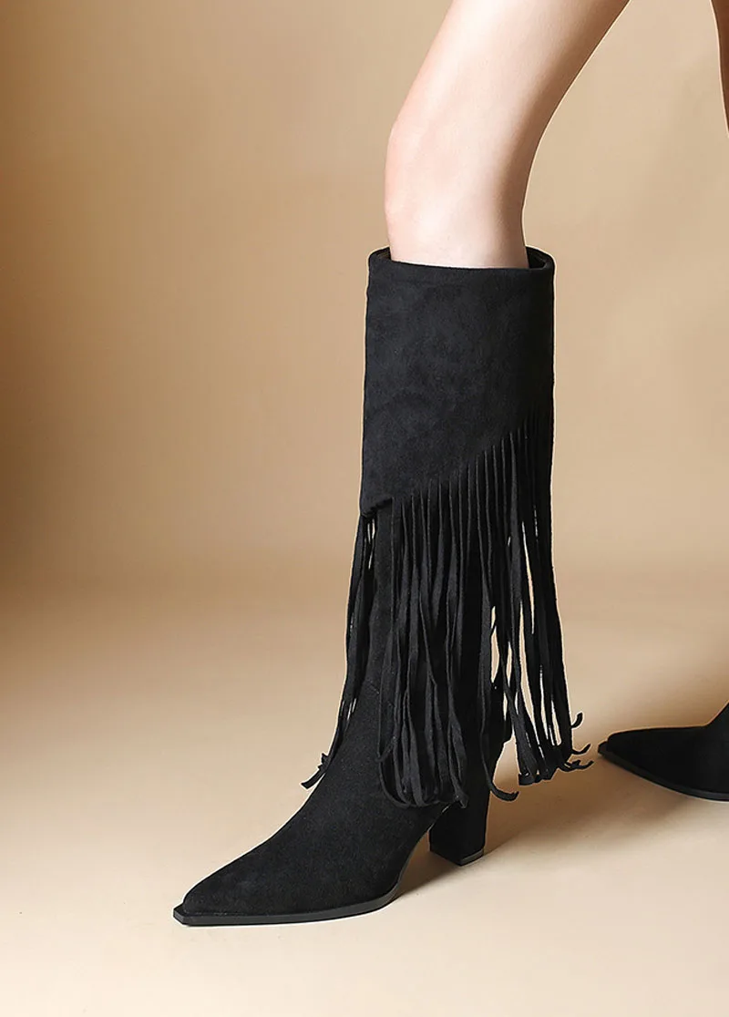Женские сапоги с бахромой черные до колена из искусственной замши на высоком