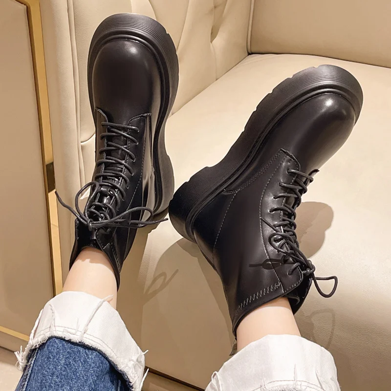 Женские ботильоны на шнуровке белые с круглым носком плоской подошве