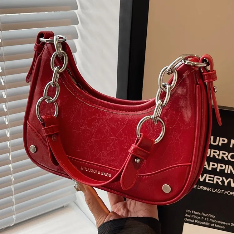 Женская сумка 2024 летняя новая модная нишевая портативная сумка-багет на цепочке