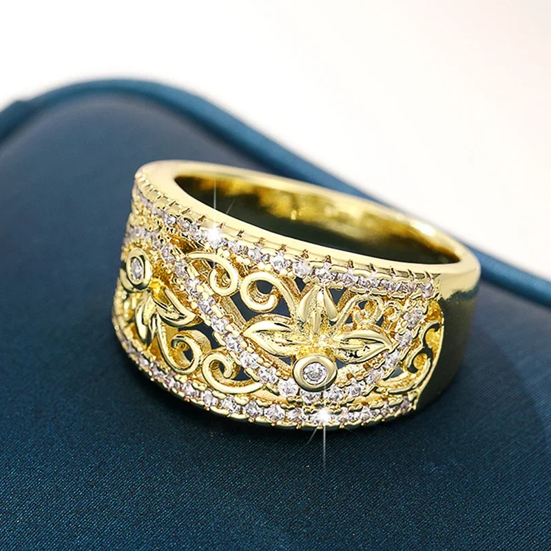 Женское кольцо с блестящим цирконием золотистого цвета