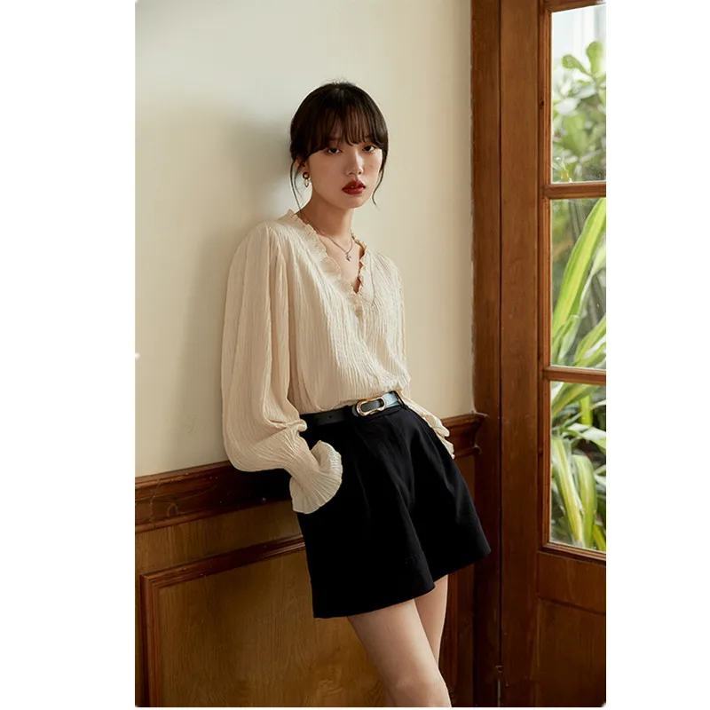 

2022 spring and summer new retro tops palace style apricot puff sleeve V-neck shirt women's loose fungus edge shirt