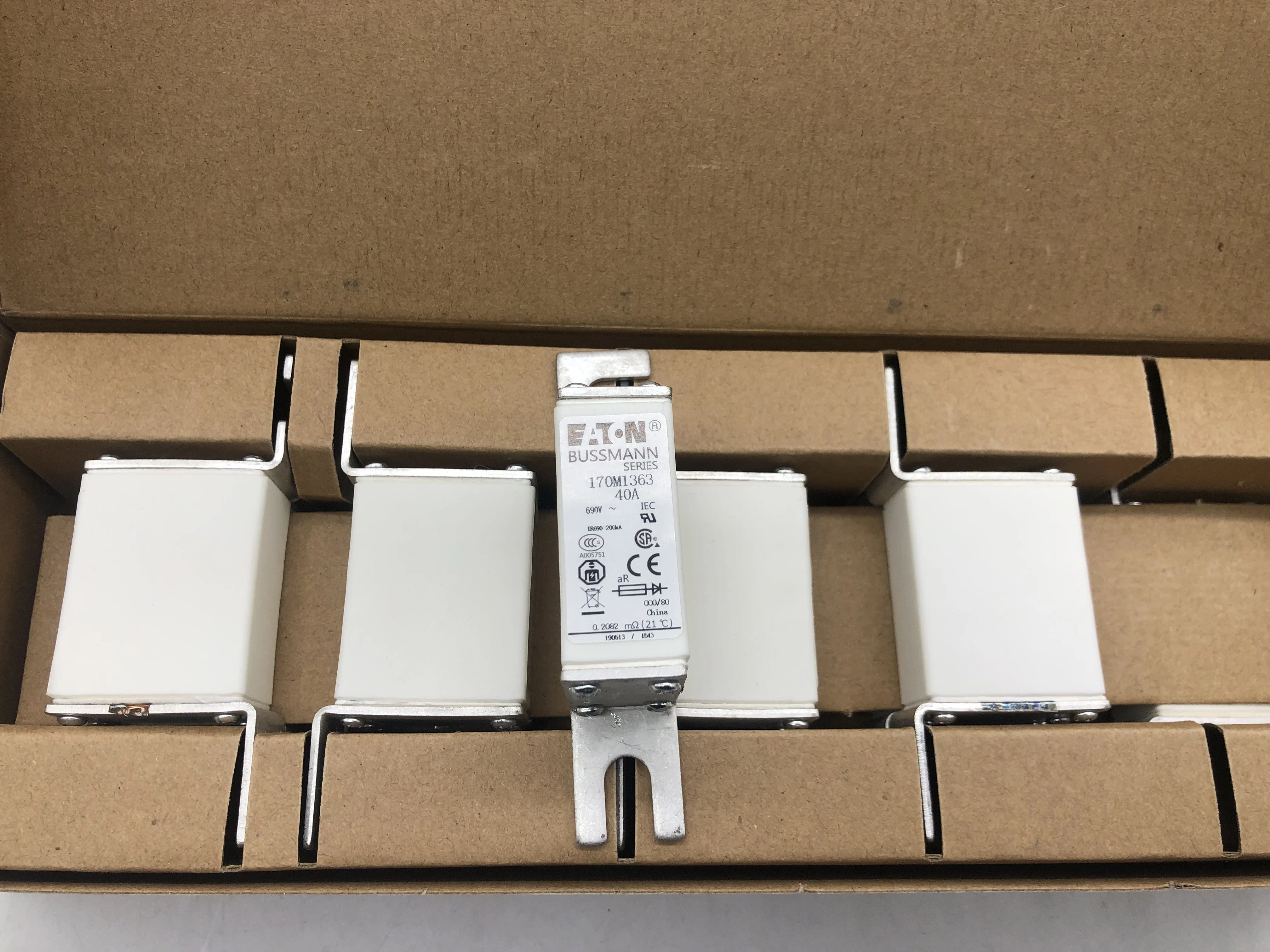 

Новые Предохранители 170M1363 40A 690 В