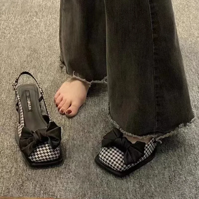 

Женские туфли-лодочки на высоком каблуке, с ремешком