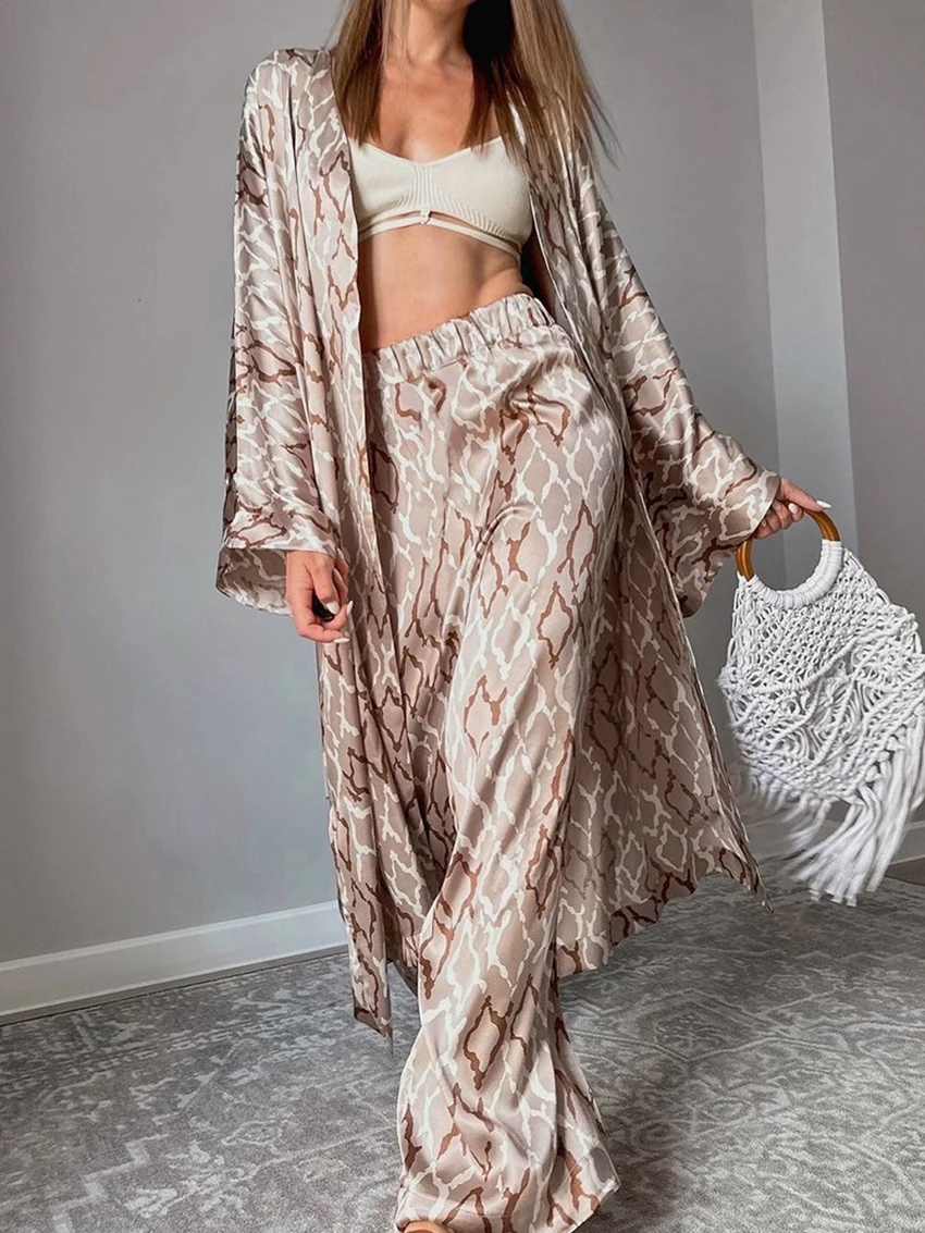 Женская пижама с V-образным вырезом