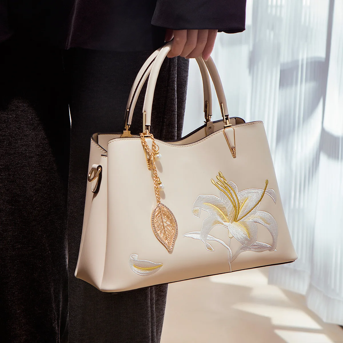 Новая модная женская сумка с вышивкой китайская вместительная из искусственной