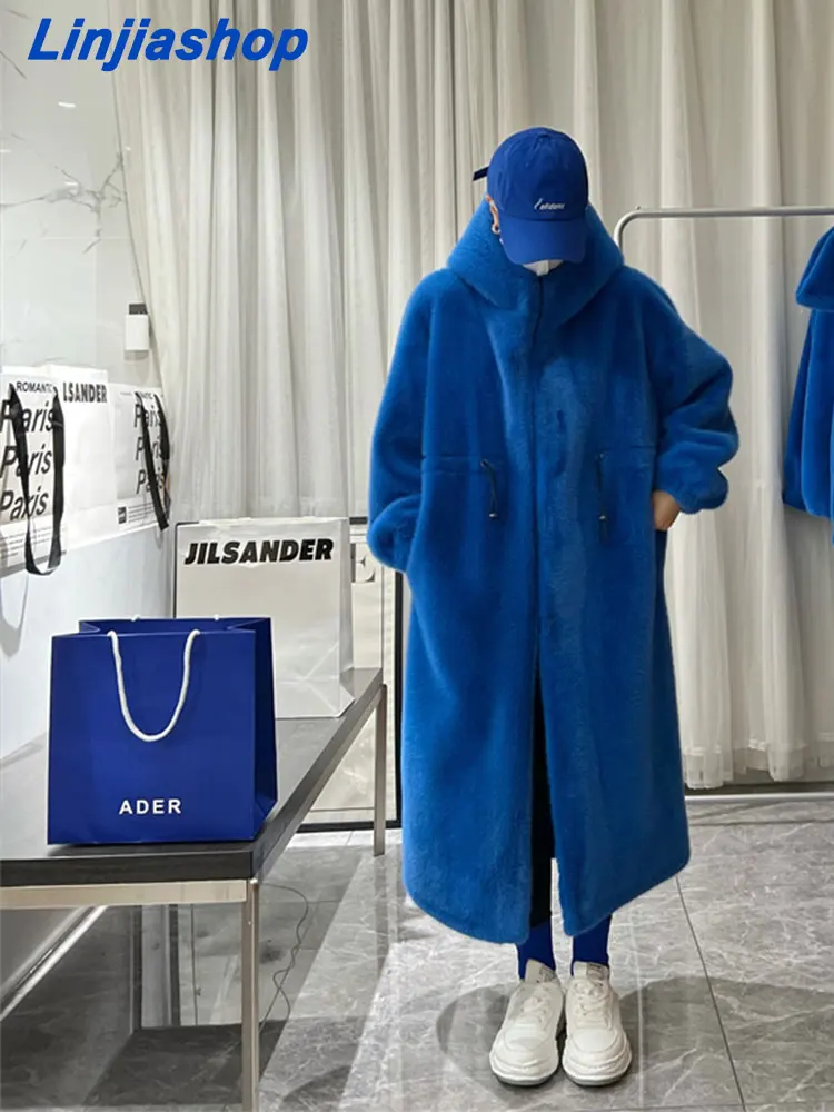 

Зимнее длинное теплое толстое синее белое пушистое пальто большого размера из искусственного меха женское с капюшоном 2022 модное повседнев...