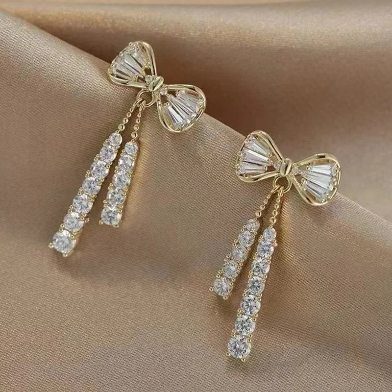 Женские серьги-подвески с бантом и кристаллами