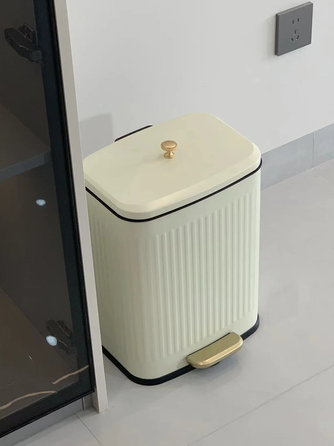 В стиле ретро кремовый американский вместительный роскошный мусорный бак с