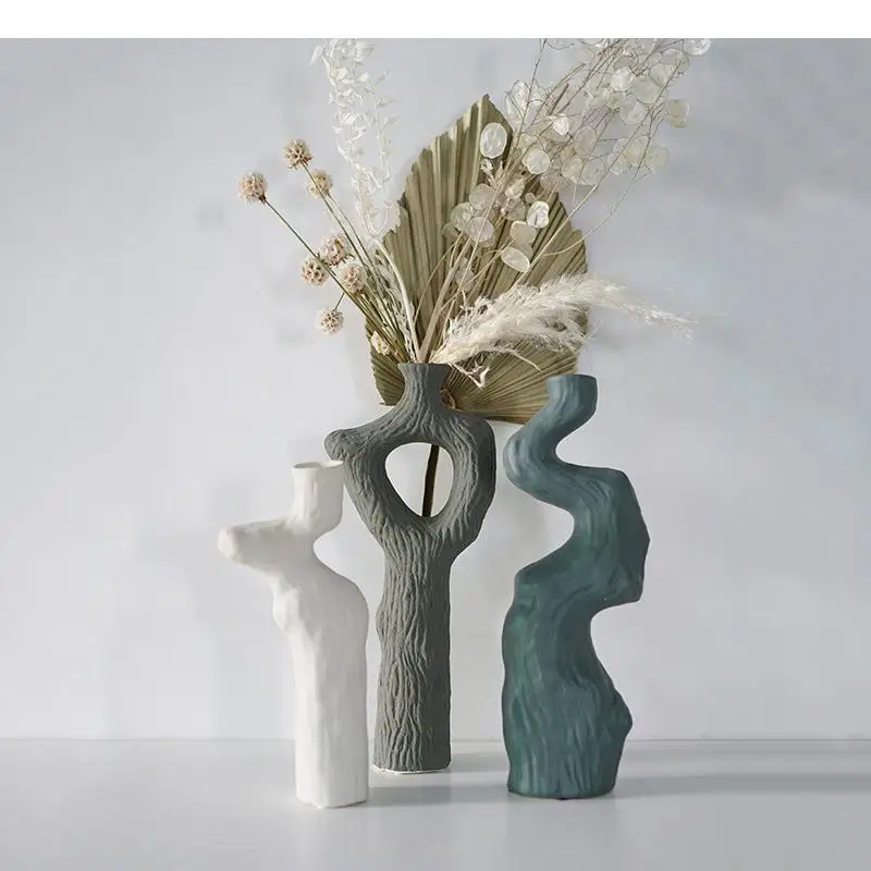 Простая керамическая ваза с абстрактным искажением цветочная композиция