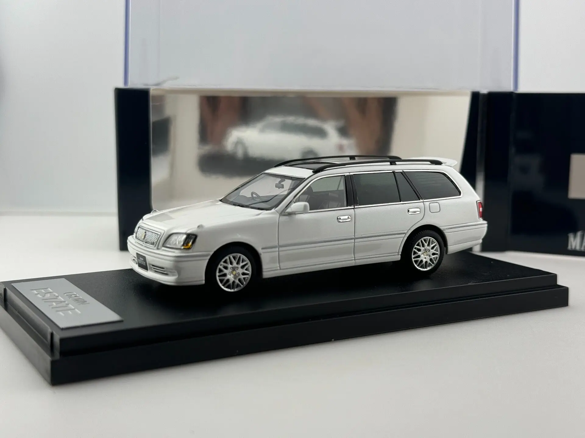 Фото Модель автомобиля Toyota Crown Mark43 в масштабе 1/43 из смолы №4