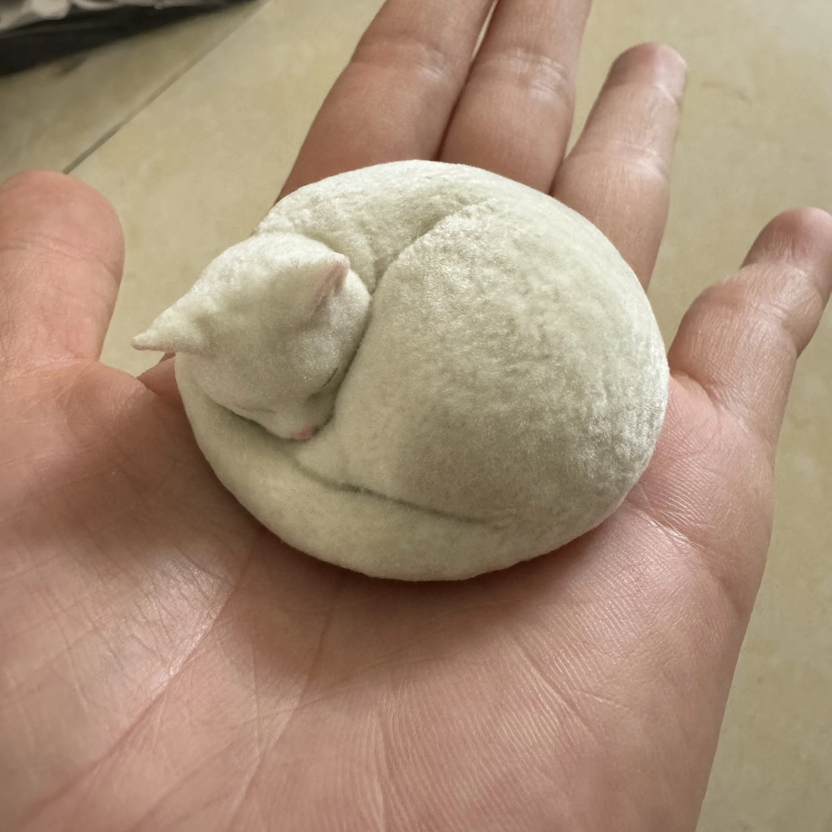 

Флокированная статуэтка спящего кота