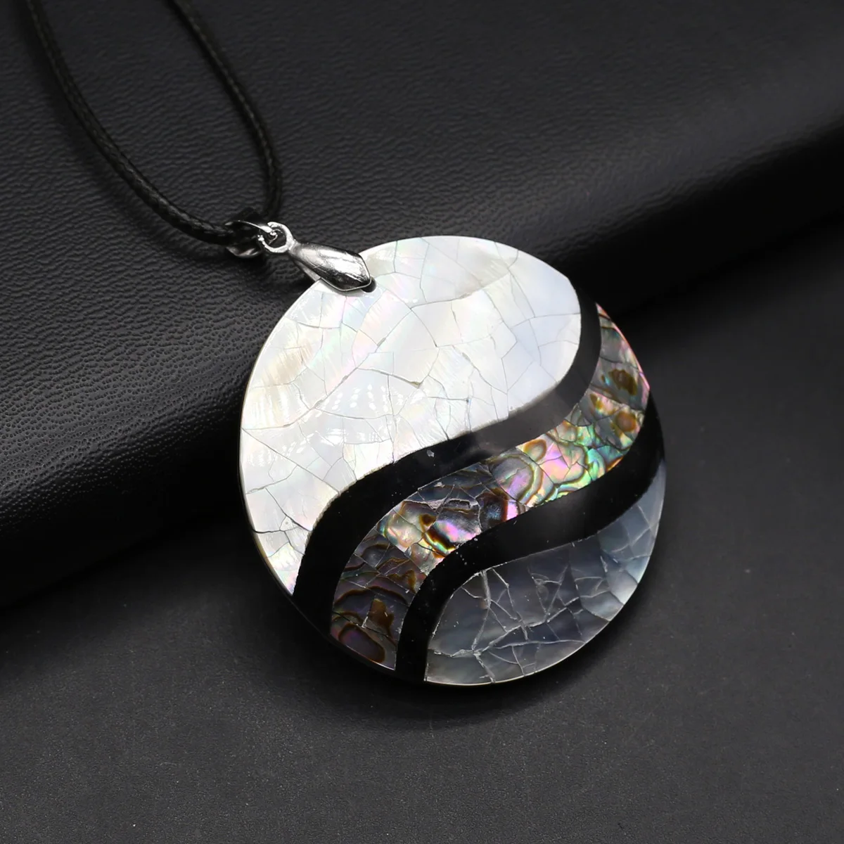 

Natural Shell Pendant Necklace Round Shape Abalone White Black Shell Wax Cord Charms for Jewelry Party Gift