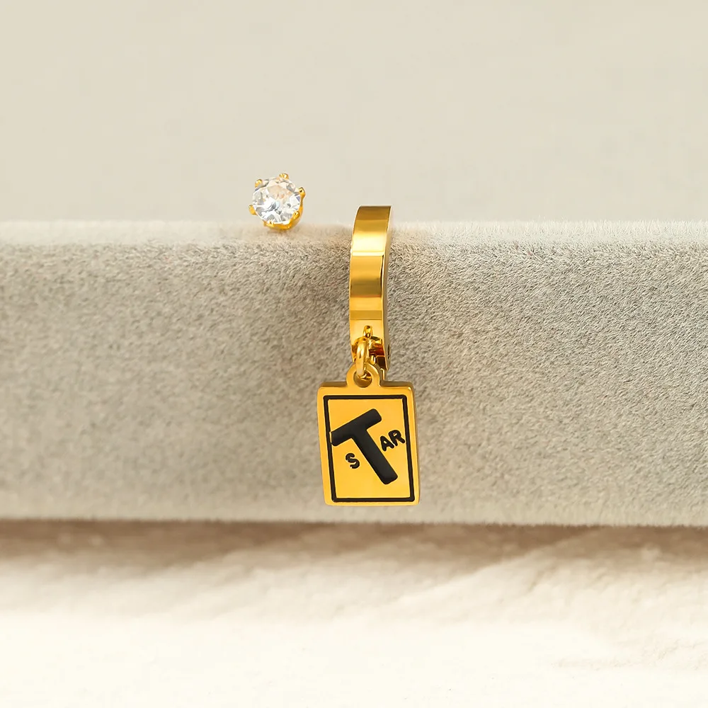 

Серьги-гвоздики с вырезами в виде букв золотого цвета