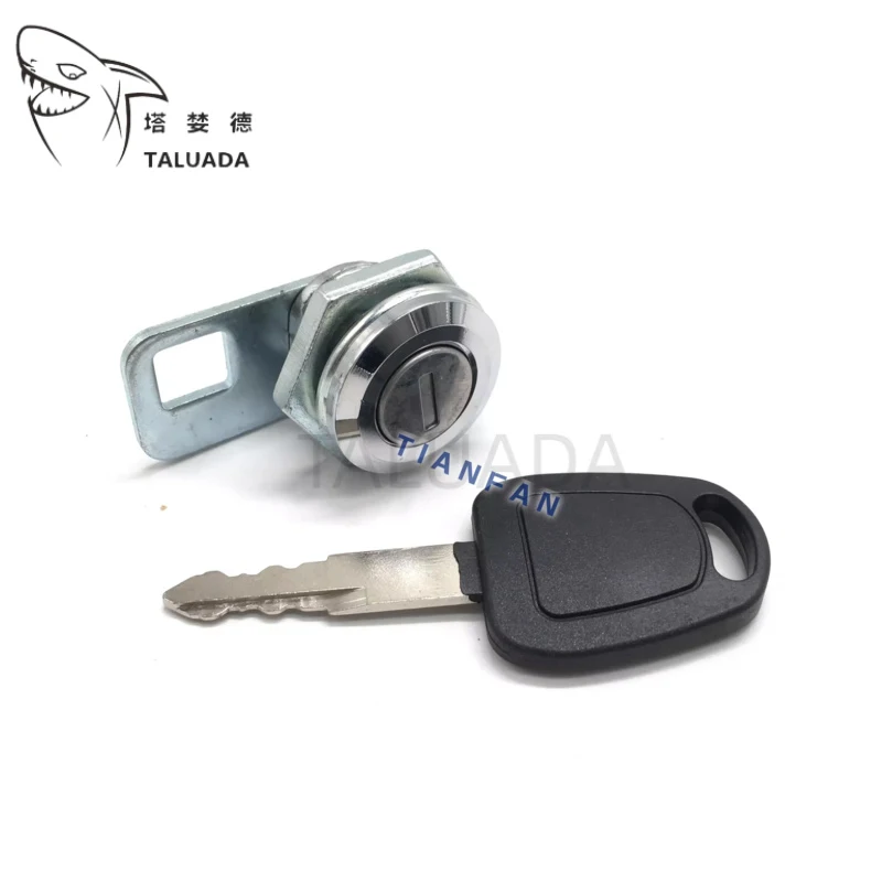 Фото Замок двери кабины в сборе для Takeuchi TB60/70/175/150/160: внутренняя ручка, внешняя защелка, цилиндровый замок, блок замка. Запчасти для экскаваторов. Горячая продажа. №3