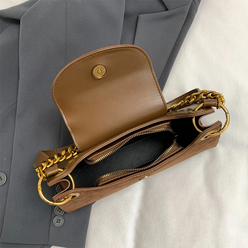 Дизайнерская женская сумка с металлической цепочкой замшевая матовая