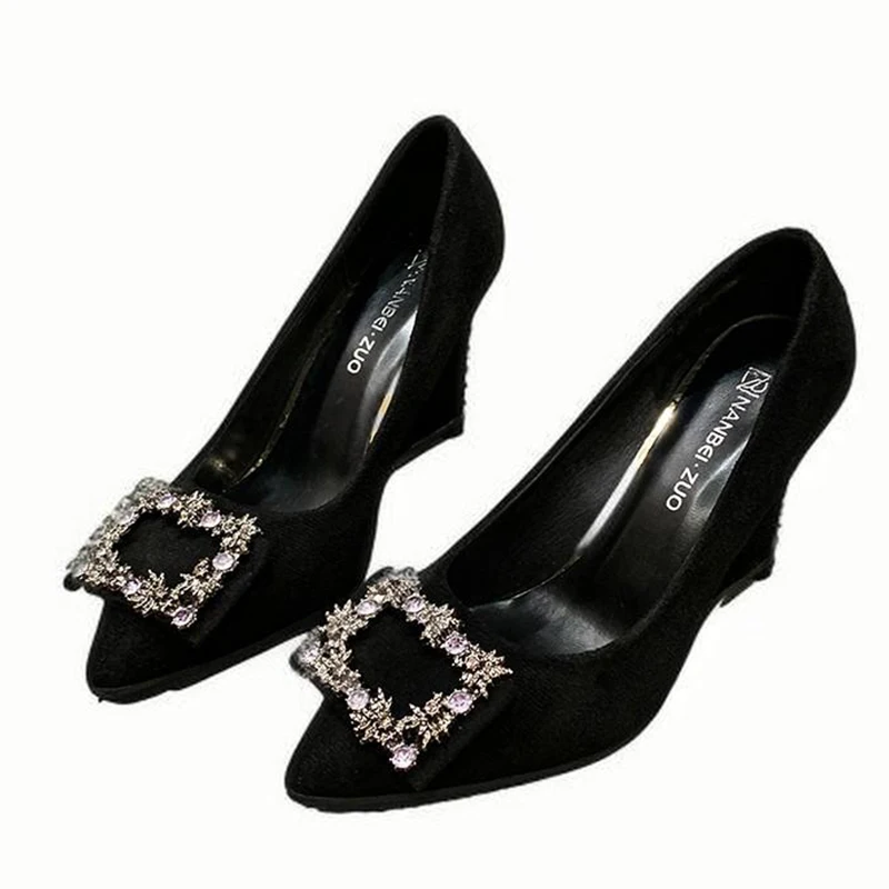 Женская обувь на танкетке с острым носком и кристаллами замшевые пикантные туфли