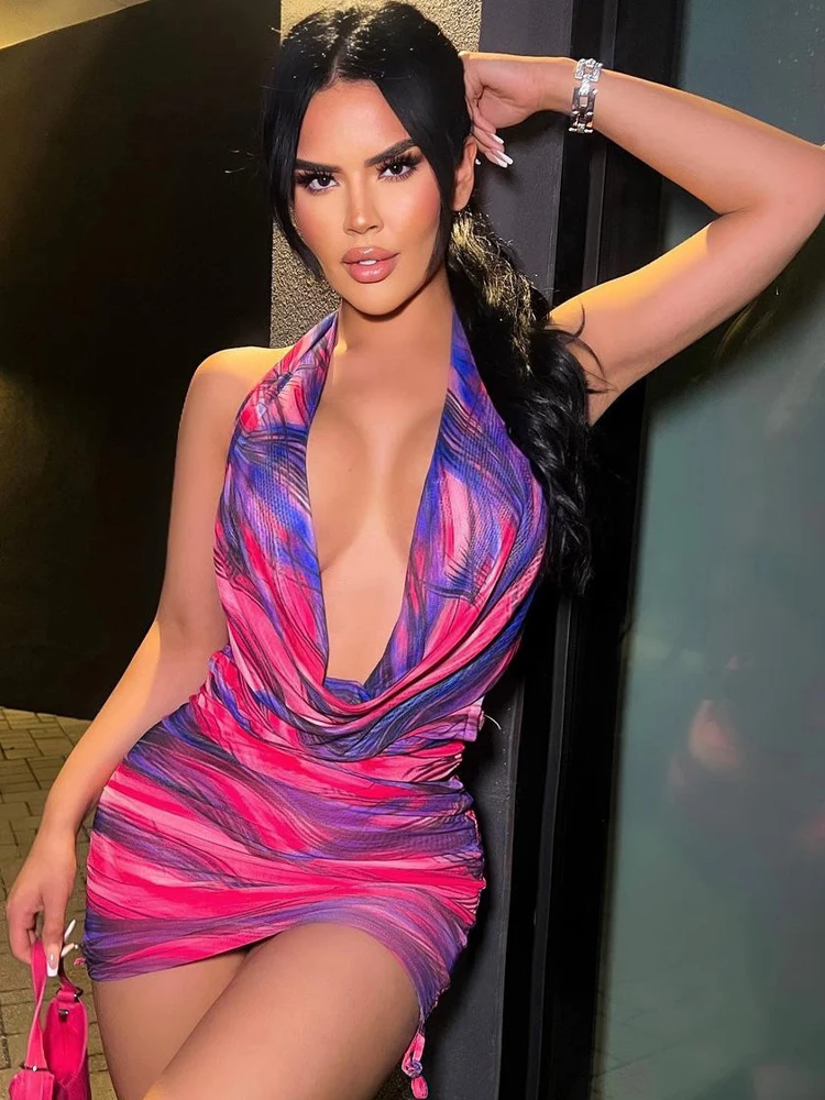 

Женское мини-платье с открытыми плечами и открытой спиной