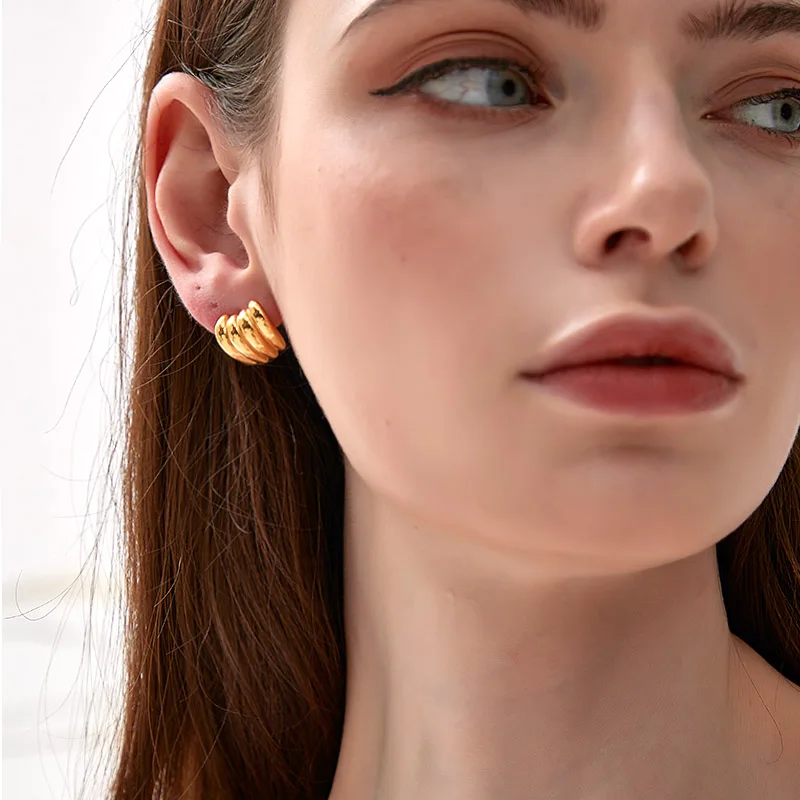 Выставка Маленькие серьги-гвоздики-бананы Простые и универсальные серьги с