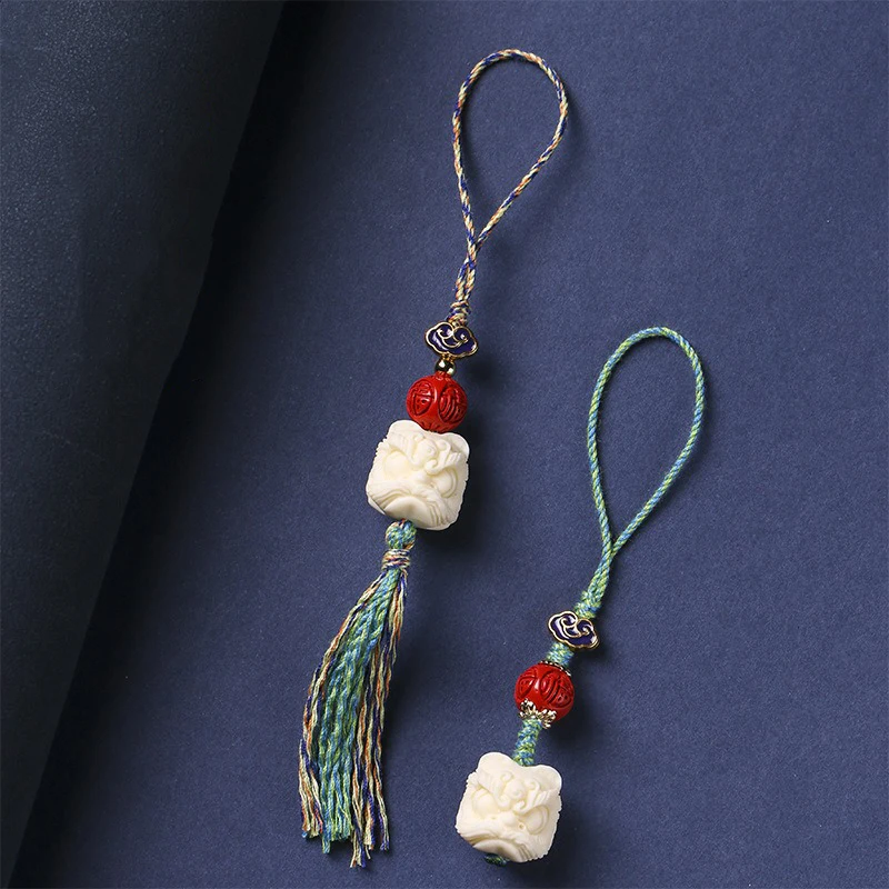 Брелок с подвеской в виде фрукта слоновой кости и льва