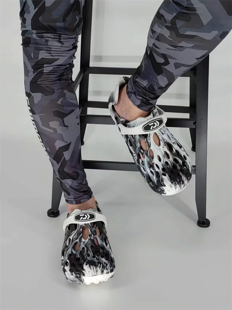 2022 Daiwa Sandals Men Summer Outdoor Beach Wading Shoes Quick Dry Wear Resistant Non-slip Hole Shoes Camouflage Fishing Sandals