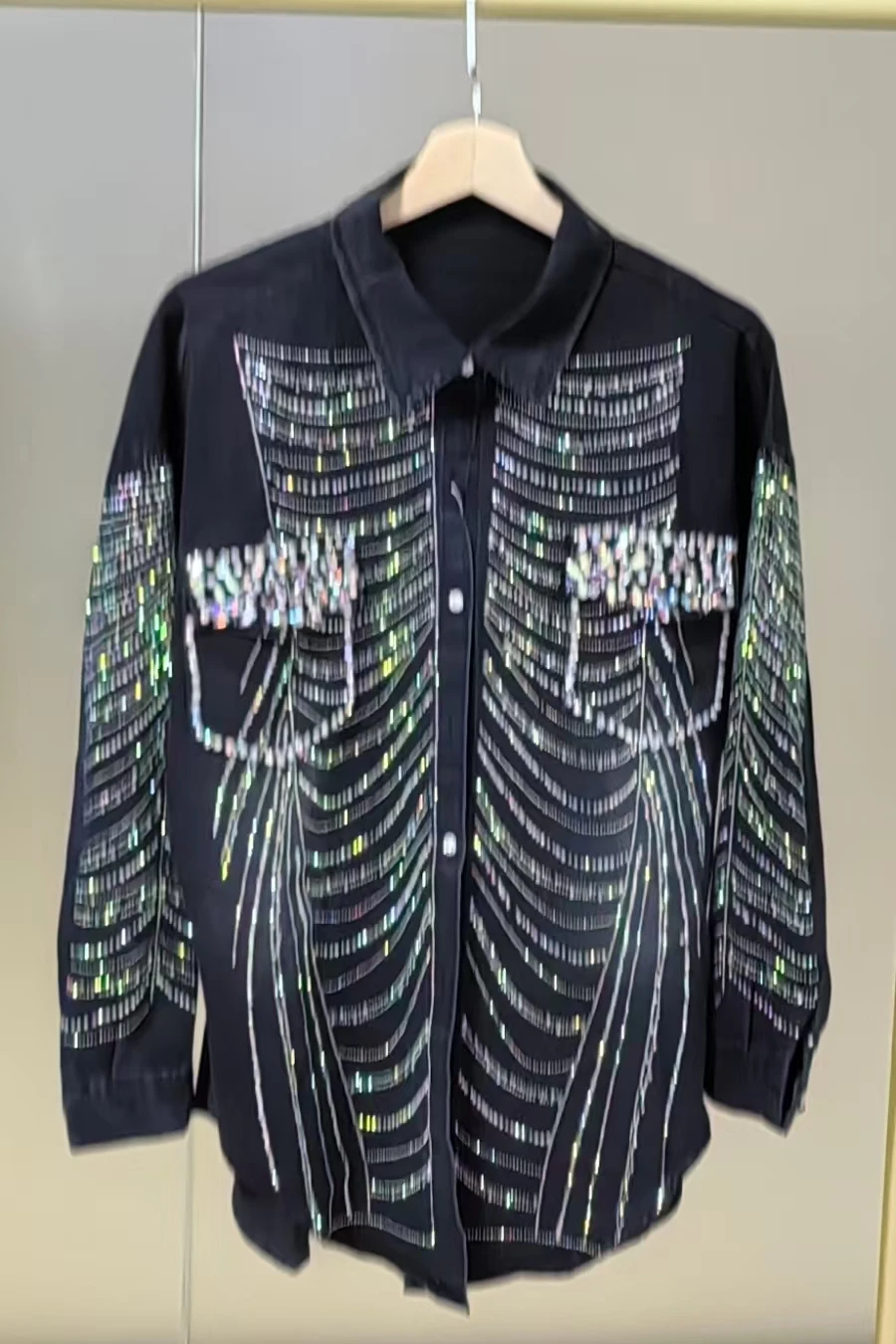 Новинка осени черное джинсовое пальто средней длины в блестящую полоску с