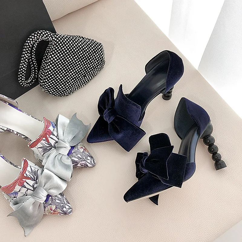 Весенне-летние замшевые босоножки особой формы на высоком каблуке с острым