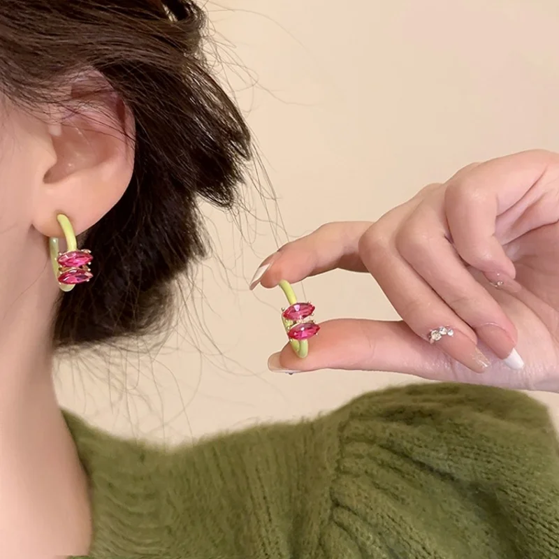 U-Волшебные блестящие розовые красные зеленые контрастные цветные кубические циркониевые Висячие серьги для женщин в стиле Ins металлические серьги в форме с ювелирные изделия U-Волшебные блестящие розовые красные зеленые контрастные цветные кубические циркониевые Висячие серьги для женщин в стиле Ins металлические серьги в форме с ювелирные изделия
